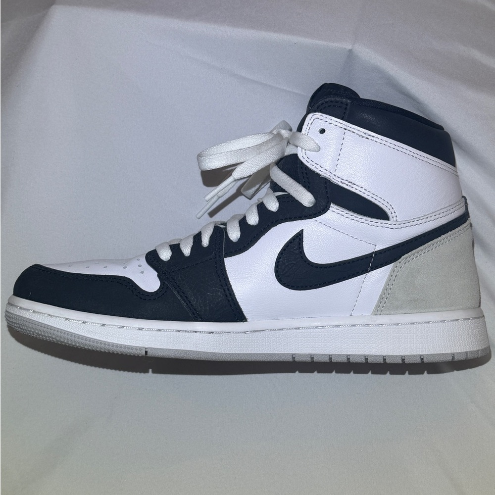 The Air Jordan 1 Retro High OG ‘Stage Haze’ Men's Sneakers - White & Black 9.5 - Picture 5 of 11
